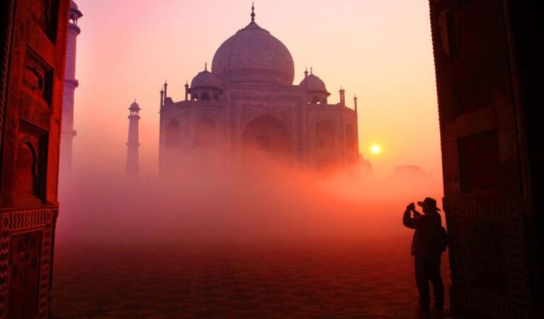 From Delhi: Taj Mahal and Agra Tour by Superfast Train