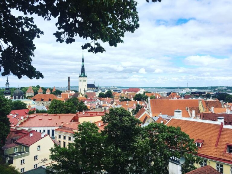 From Helsinki: Tallinn With Round-Trip Ferry & Guided Tour