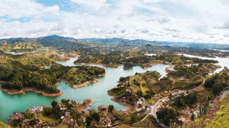 From Medellin: Guatape Lake Boat Tour and El Peñol Rock Hike