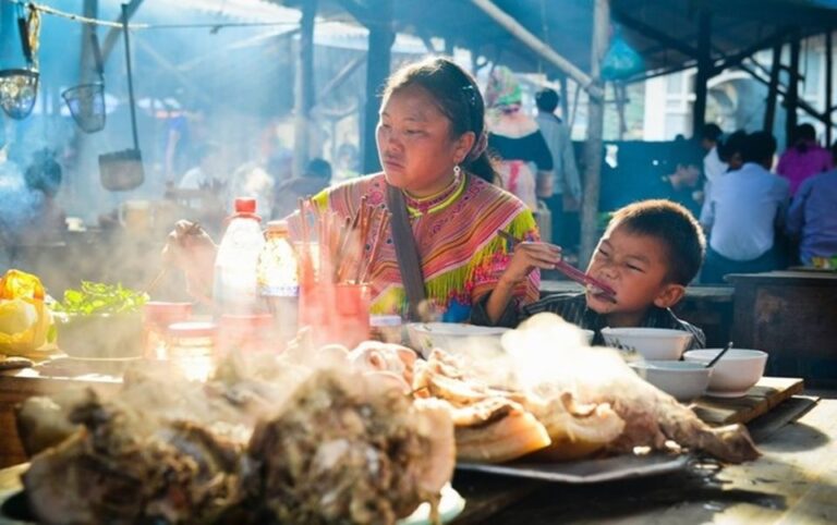 From Sa Pa: Sunday Bac Ha Market Group Tour