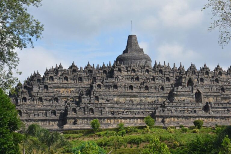 From Yogyakarta: Prambanan Temple Morning Tour and Borobudur