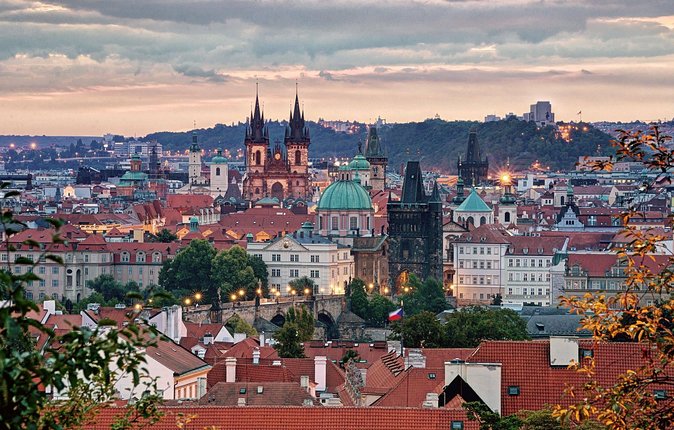 Full-Day Prague in a Nutshell Walking Tour With Delicious Lunch-Cruise