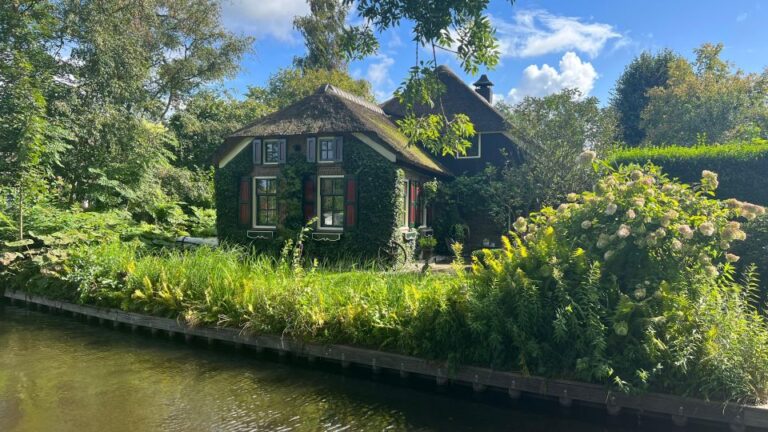 Giethoorn: Walking Tour Canalboats, Old Dutch Houses & More!