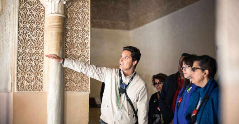 Granada: Alhambra and Nasrid Palaces Small Guided Tour