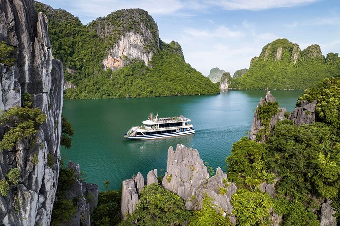 Halong Bay Luxur Cruise Day Trip: Buffet Lunch & Limousine Bus