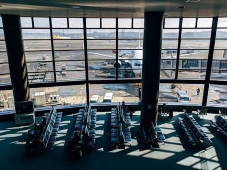 Hamilton Airport: Private Transfer to Niagara Falls