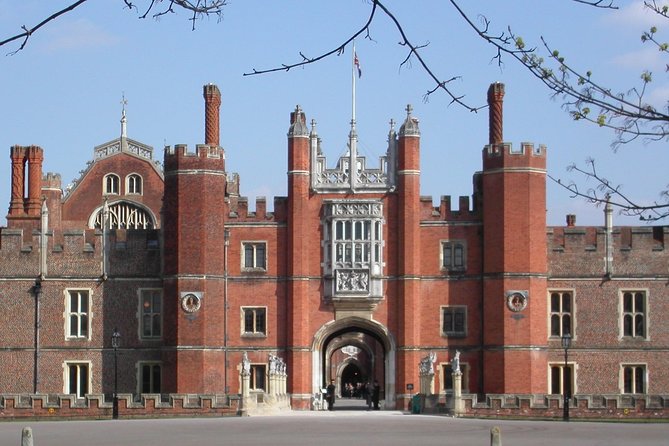 Hampton Court Palace Private Tour – Secrets of Henry VIII