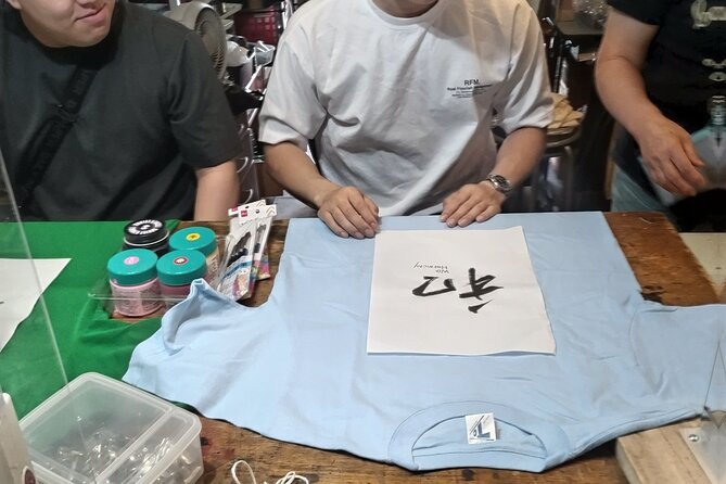 1 handwriting kanji with ink on t shirt private art class in tokyo Handwriting Kanji With Ink on T-Shirt Private Art Class in Tokyo