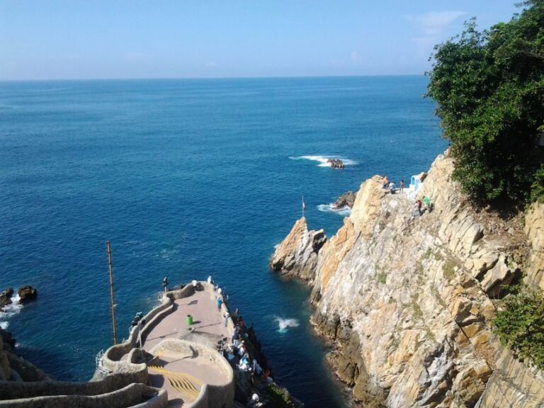 High Cliff Divers by Night With Dinner From Acapulco