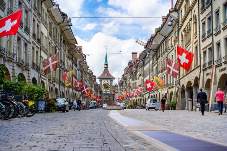 Highlights & Hidden Gems of Bern: Small Group Guided Walking