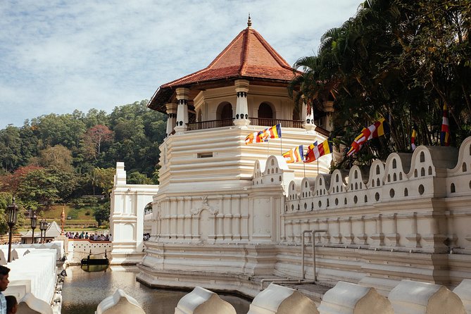 Highlights & Hidden Gems With Locals: Best of Kandy Private Tour