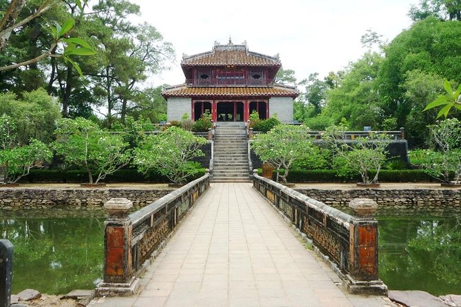 Hue Sightseeing Tombs and Pagoda With Private Driver