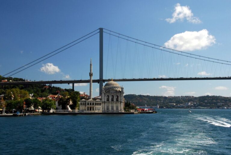 Istanbul: Afternoon Bosphorus Cruise and Spice Bazaar Tour