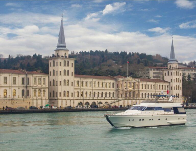 İstanbul: Bosphorus Sunset Cruise on Luxury Yacht W/Transfer