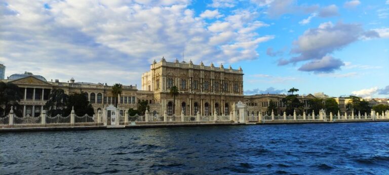 Istanbul: Bosphorus Sunset Cruise With Snacks and Drinks