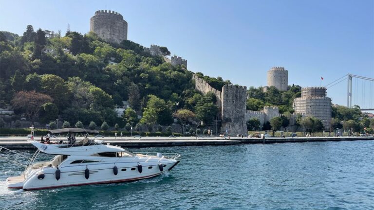 Istanbul: Dolmabahce Palace Ticket & Bosphorus Cruise