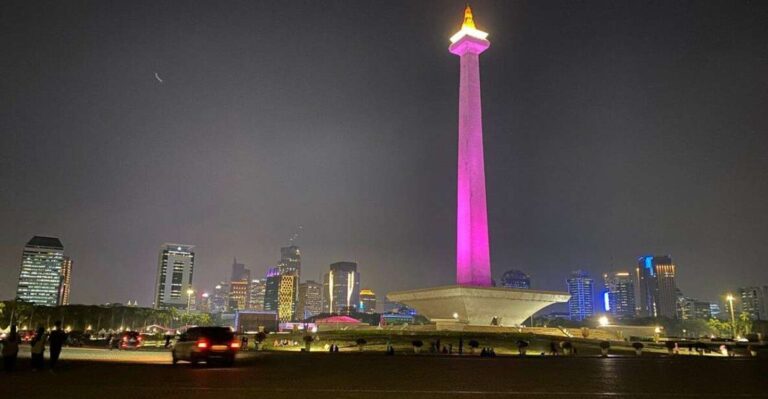 Jakarta Night Tour: Guided Sightseeing & Street Food Tour