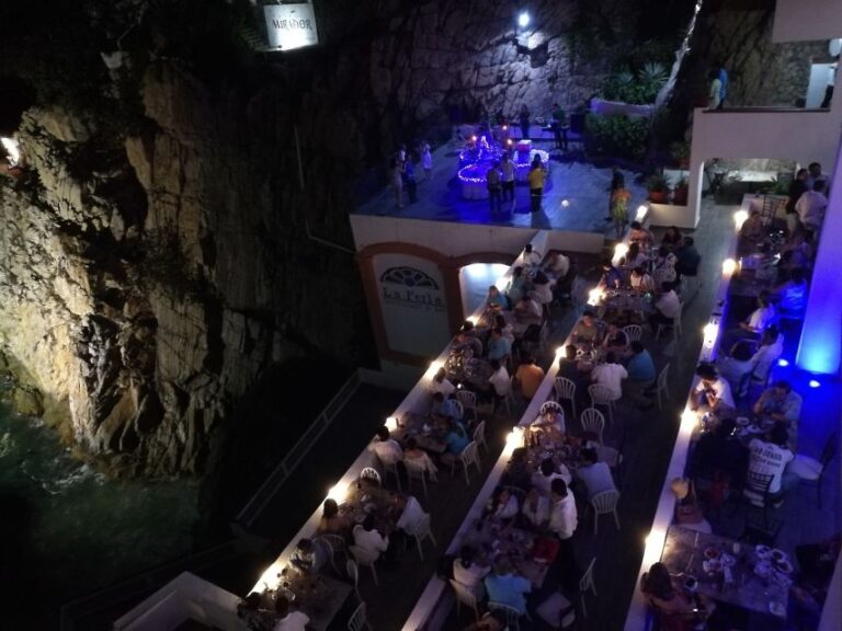 La Quebrada: Two Drinks & High Cliff Diving Exhibition