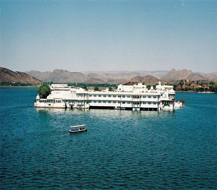 Lake Pichola: Evening Boat Ride With Private Transfers