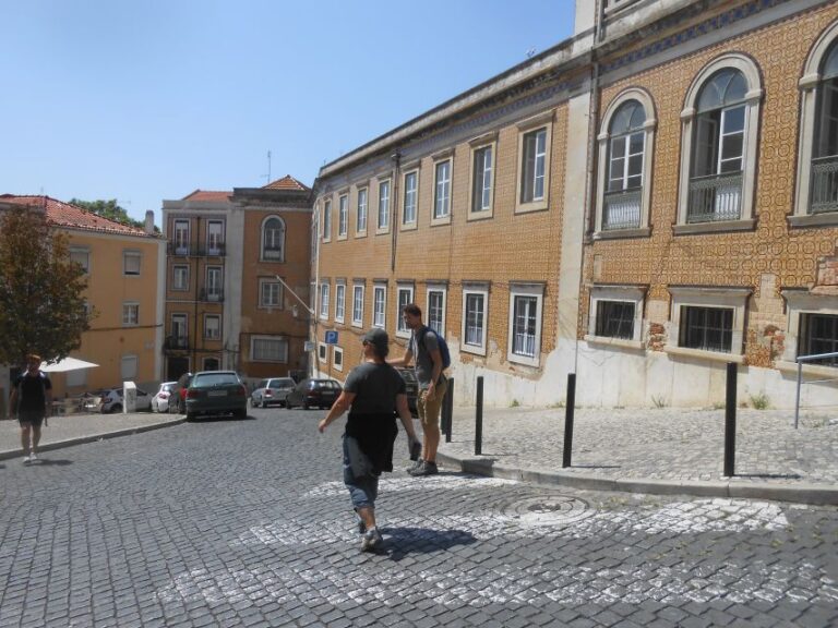 Lisbon Alfama Self-Guided Walking Tour & Scavenger Hunt