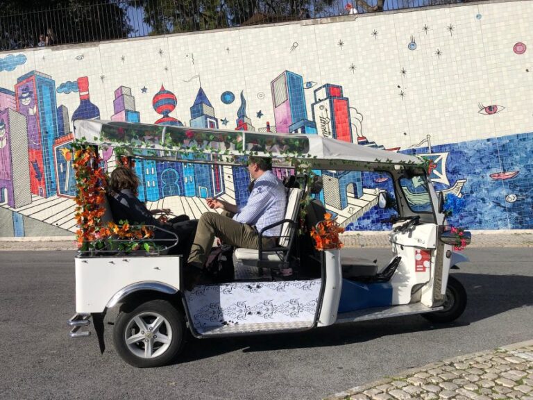 Lisbon: Lisbon Old Town Private Sightseeing Tour by Tuk Tuk