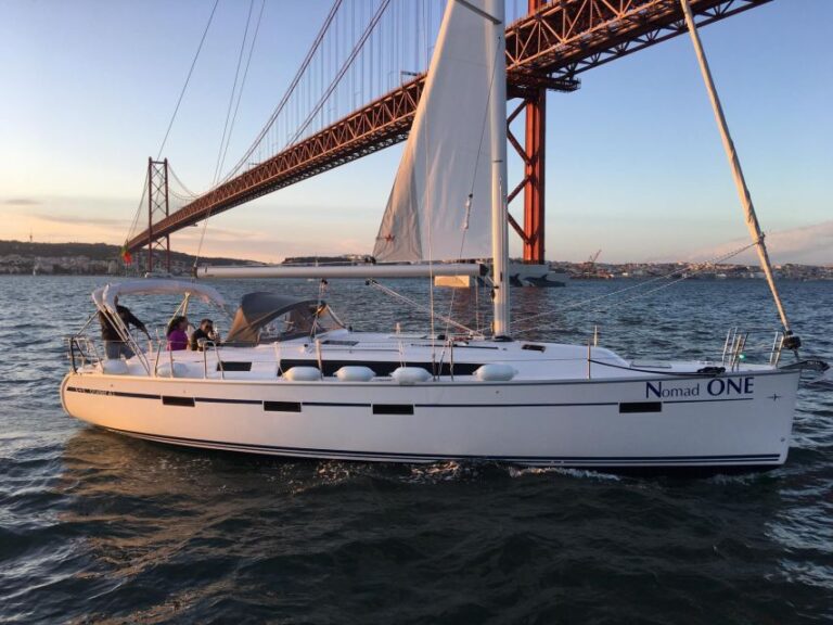 Lisbon: Lisbon Sightseeing by Boat With Locals