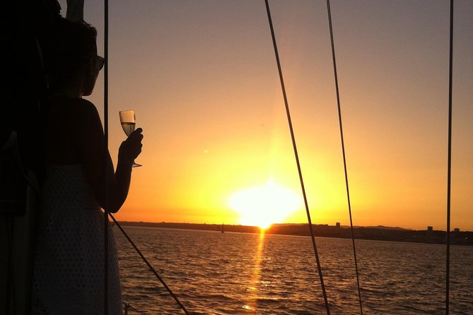 Lisbon Private Romantic 2h Cruise- Day/Sunset With Sparkling Wine