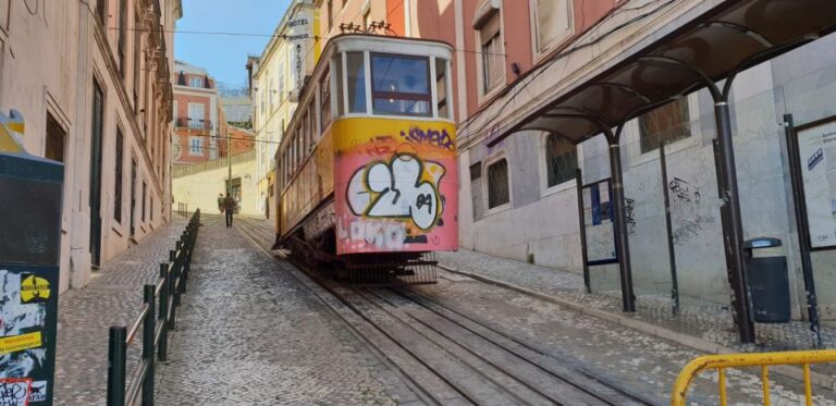 Lisbon: Private Tuk-Tuk Tour
