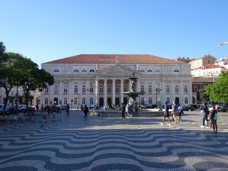 Lisbon Self-Guided Walking Tour and Scavenger Hunt