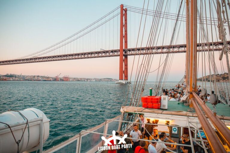 Lisbon: Sunset Boat Party With 2 Drinks and Free Club Entry