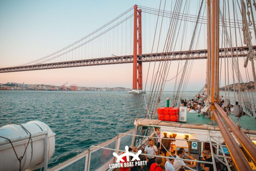 Lisbon: Sunset Boat Party With 2 Drinks and Free Club Entry