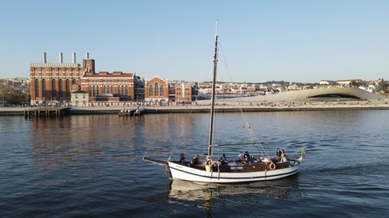 Lisbon: Sunset Tour Aboard a 1949 Traditional Boat