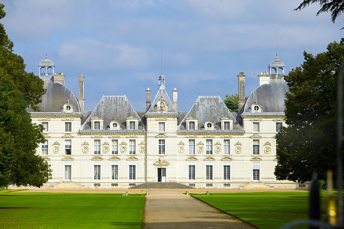 LOIRE VALLEY: Private Day-Trip to Visit Chambord, Cheverny and Chenonceau