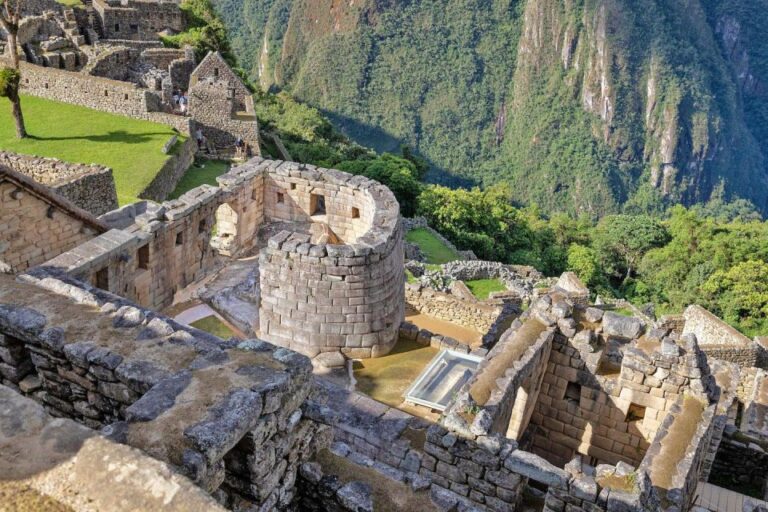 Machu Picchu : 2 Days Tour by Car.