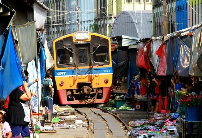 Maeklong Railway, Damnoen Saduak Floating Markets 6-Hour Tour  – Bangkok