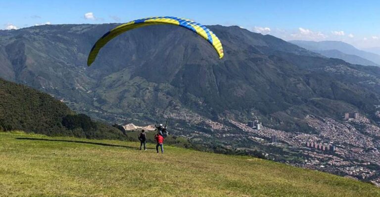 Medellín: 15-Minute Paragliding Flight