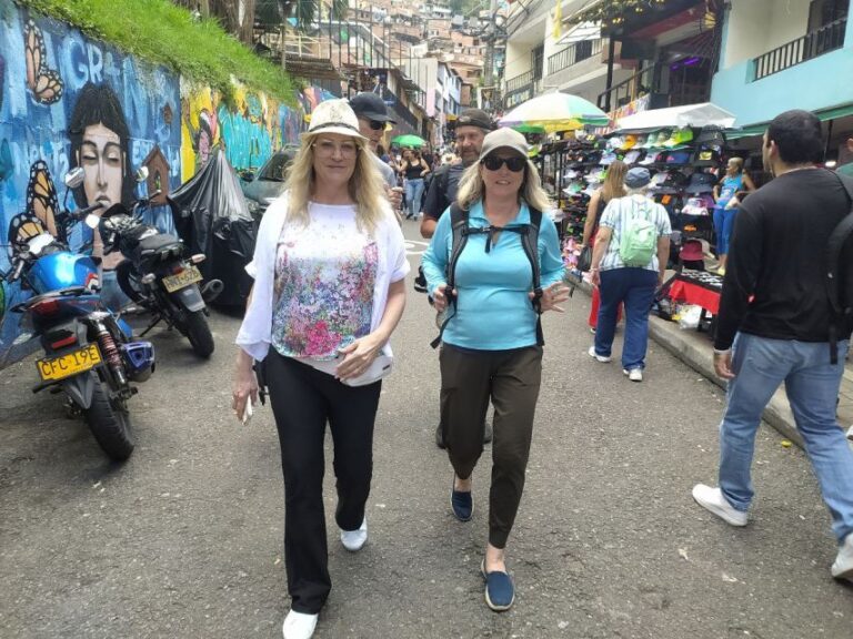 Medellín: Comuna 13 Graffiti Tour With Cable Car Ride