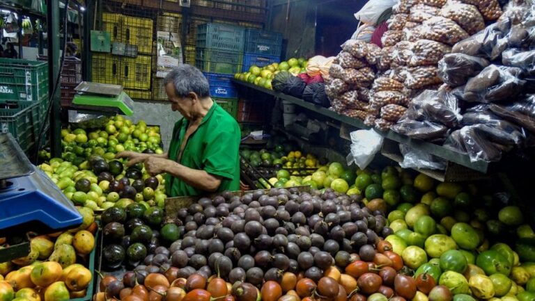 Medellín: Exotic Fruits and Explore the Local Markets
