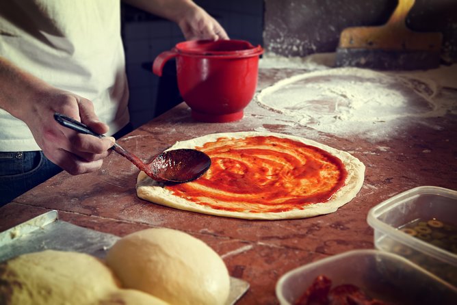 Naples: Premium Pizza-Making Class at a Pizzeria