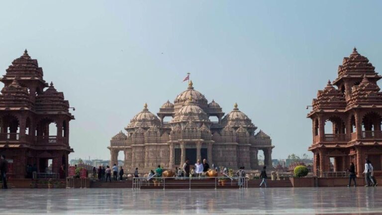 New Delhi: Akshardham Temple Tour With Water and Light Show