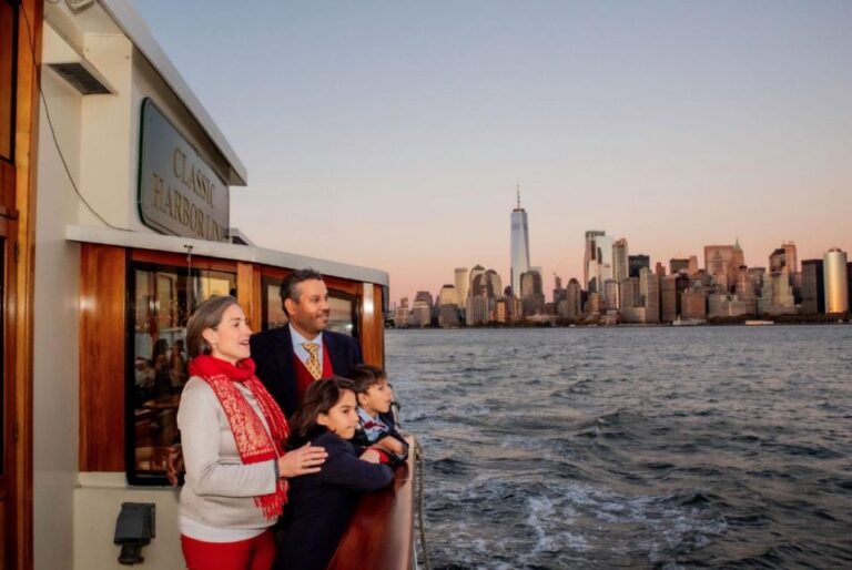 NYC: Sightseeing Holiday Cruise With Drink