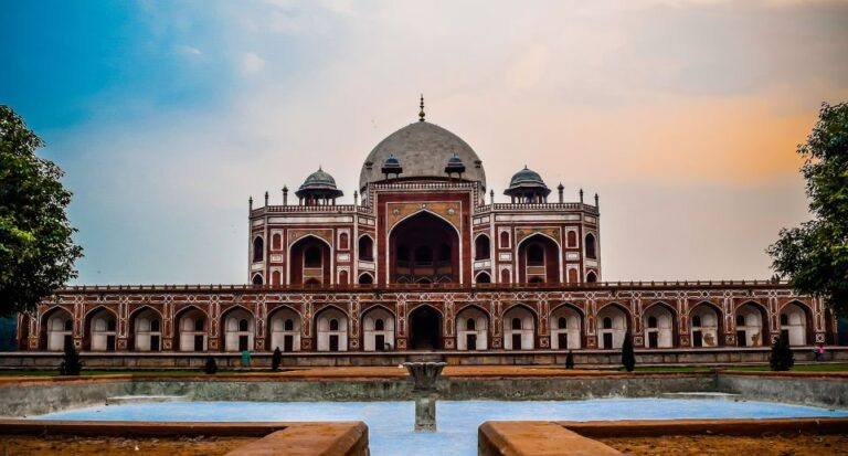 Old and New Delhi City Guided Tour With Entrance Fees