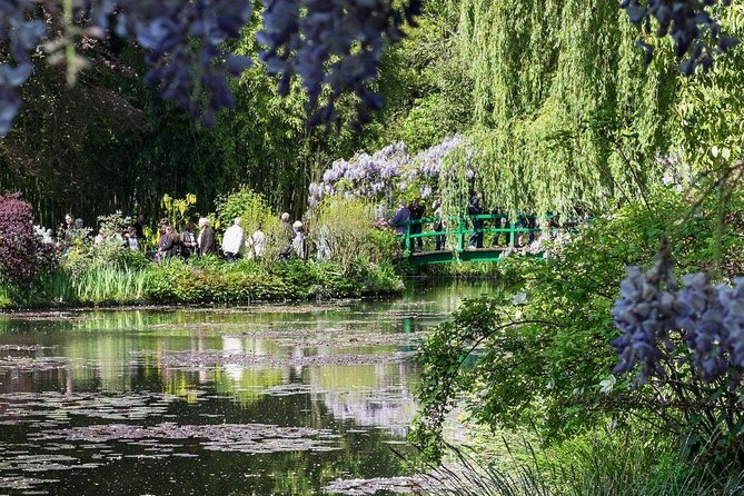 Palace of Versailles and Giverny 9-hour Tour From Paris