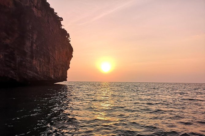 Phi Phi Don & Phi Phi Leh Sunset Trip by Arisa Speed Boat