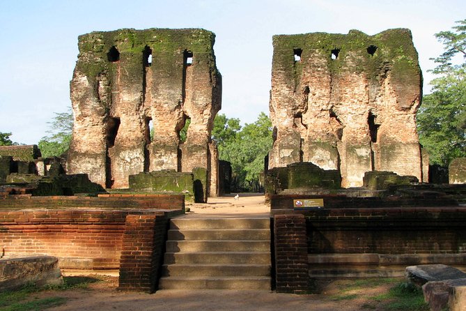 Polonnaruwa Day Tour With Lunch by Mahaweli