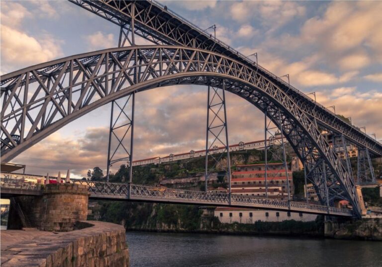 Porto (Gaia) Scavenger Hunt and Sights Self-Guided Tour