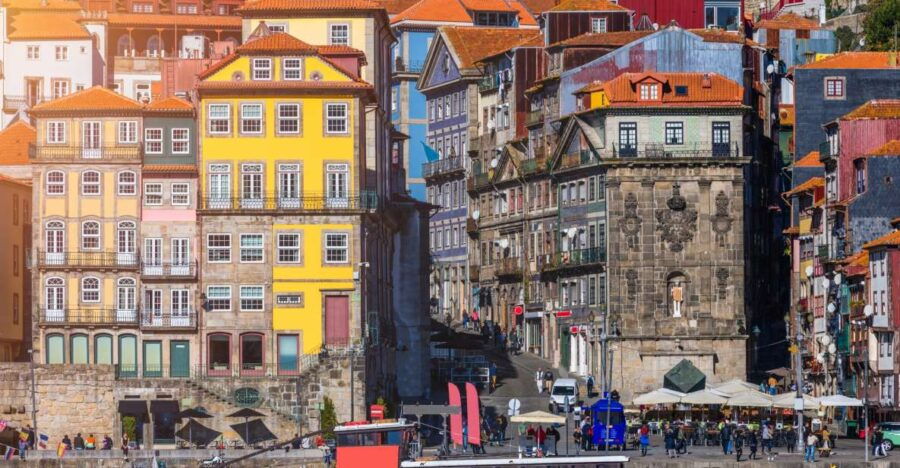 Porto: Highlights Self-Guided Scavenger Hunt and City Tour