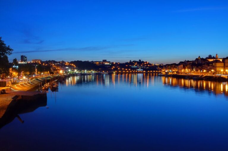 Porto: Night Tour With Traditional Dinner and Fado Show