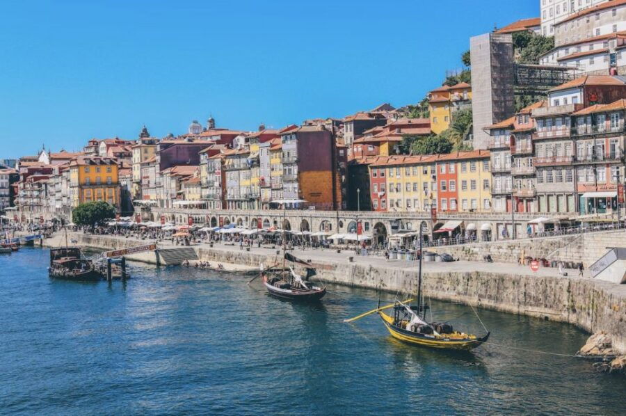 Porto: Self-Guided Treasure Hunt Tour