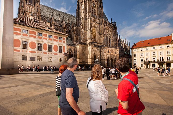 Prague Old Town, River Cruise and Prague Castle Sightseeing Tour Including Lunch